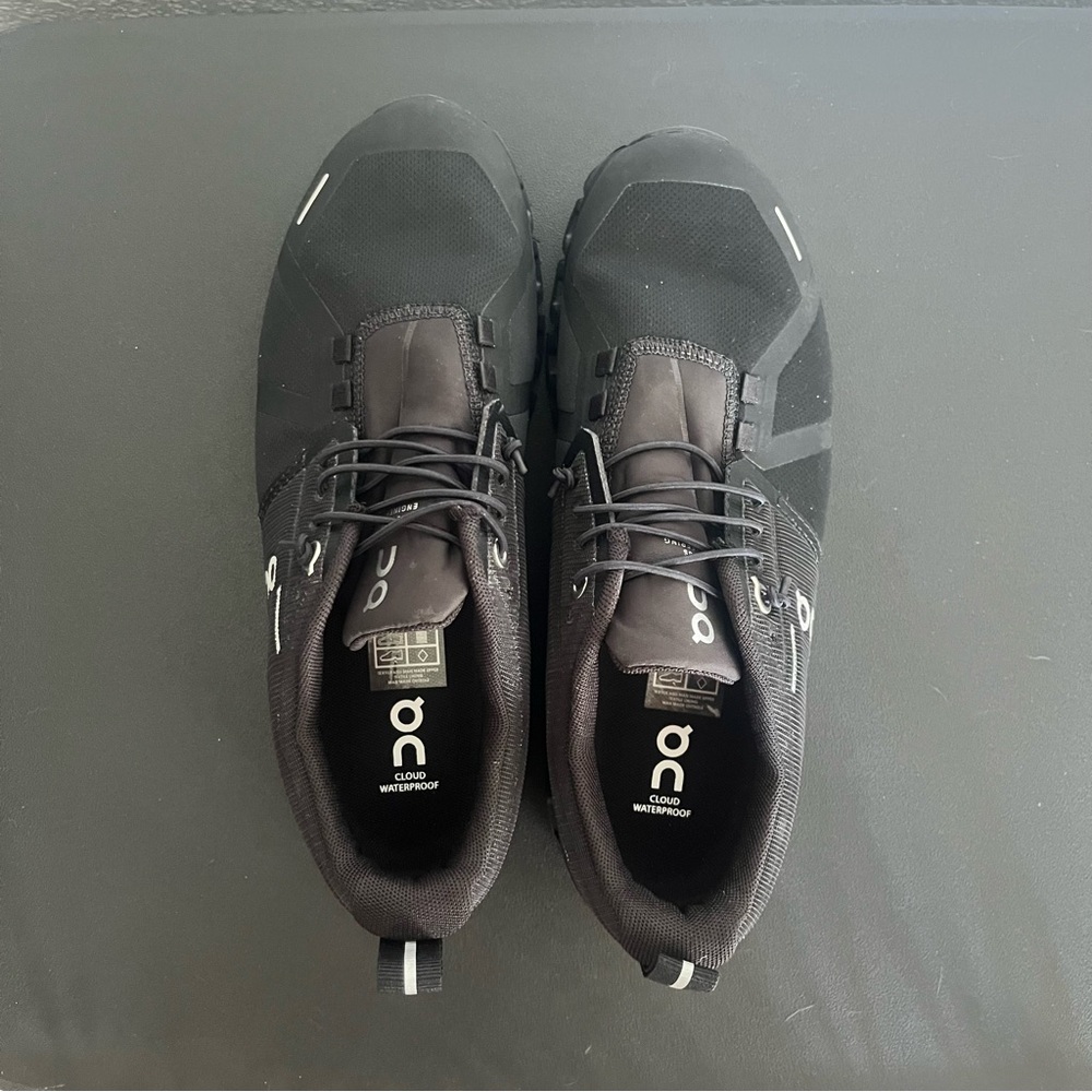 On Running Women’s Cloud 5 Waterproof Black Athletic Shoes Size 8